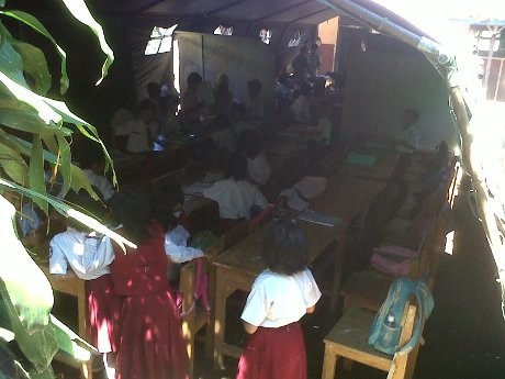 Ratusan Siswa SDN di Garut Belajar di Tenda