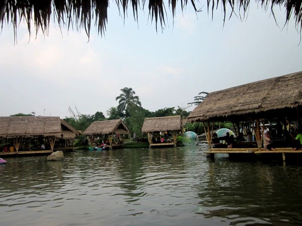 Yummy! Makan di Atas Danau di Rumah Air, Bogor