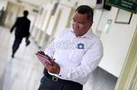David menghabiskan waktu kecil dan mudanya di Jakarta. Sejak SD hingga SMA, ia belajar di Budi Utomo. Kemudian ia melanjutkan studi hukum di Universitas Indonesia. Saat ini, ia bekerja untuk firma hukum Adam&Co.