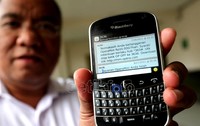 David Tobing menunjukan salah satu pesan sms yang menjadi salah satu modus pencurian pulsa. Siang ini (9/3/2012) ia akan mendengar vonis PN Jakarta Selatan, apakah ia menang melawan Telkomsel ataukah harus mengelus dada, dikalahkan oleh keadilan.