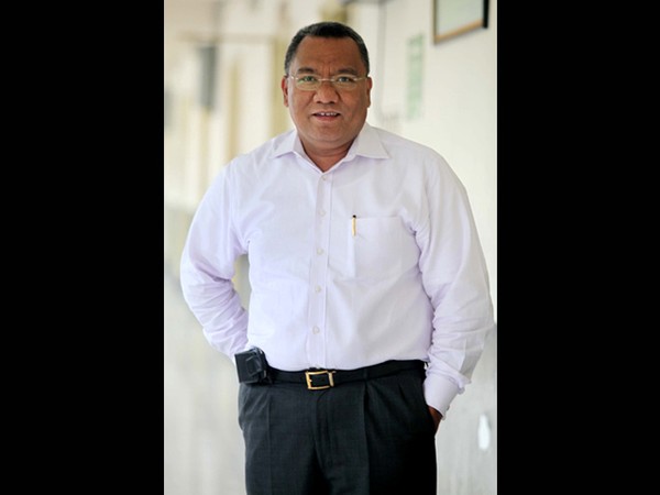 Dia Sendirian Melawan Raksasa Telkomsel