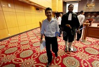Pemohon keluar ruang sidang dengan senyum menghibur diri. Pemohon menguji UU No.20/2009 tentang gelar, tanda jasa dan tanda kehormatan terhadap UUD 1945.