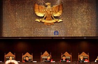 Para hakim konstitusi membaca putusannya.