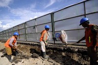 Sejumlah pekerja menyelesaikan pekerjaan pelebaran jalan di Kawasan Bandara Soekarno Hatta, Tangerang, Kamis (9/2/2012). Jhoni Hutapea/detikcom.