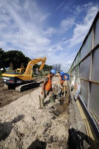 Selain pelebaran badan jalan juga akan dilakukan pembangunan fisik terminal kargo, pembangunan area komersial dan integrated building, serta east connection corss taxiway. Jhoni Hutapea/detikcom.