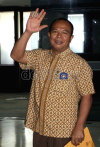Timas Ginting melambaikan tangannya usai sidang dengan agenda pembacaan tuntutan. Ramses/detikcom.