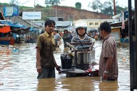 Sejumlah warga mengamankan barang-barang yang tersisa. Banjir ini mengakibatkan aktifitas perekonomian masyarakat terganggu. ANTARA/Anang Budiono.