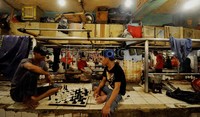 Bermain catur menjadi salah satu kegiatan yang dilakukan oleh para pedagang setelah mereka lelah berjualan seharian. Jhoni Hutapea/detikcom.