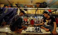 Bermain catur, bagi mereka dapat meringankan lelah setelah seharian berjualan. Jhoni Hutapea/detikcom.