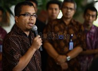 Denny menyebut Nasir beralasan kunjungannya dilakukan dalam rangka tugas sebagai anggota Komisi III, tetapi tetap saja menjadi pertanyaan. Mengapa kunjungan tugas hanya menemui Nazaruddin.