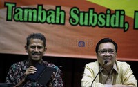 Anggota DPR RI Fraksi PAN Chandra Tirta Wijaya (kanan) dan Pengamat Ekonomi Anggito Abimanyu (kiri), hadir sebagai pembicara dalam acara Diskusi Menkaji Alternatif Kenaikan BBM.