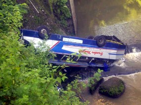 Tabrak Bus Sumber Kencono, Laju Sedan Kencang dan Tak Ada Bekas Rem