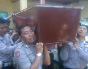Jenazah Briptu Dody Dibawa ke Rumah Mertua di Banyuwangi