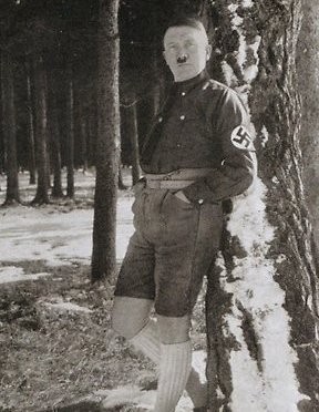 Ketika Hitler Berlatih Pidato dan Bercelana Pendek