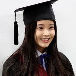 Lulus SMA, IU Bagi-bagi Hadiah untuk Teman Sekelas