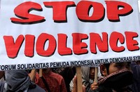 Massa dari Aliansi Solidaritas Pemuda Indonesia untuk Demokrasi menolak kekerasan yang terjadi Suriah. (Andi).