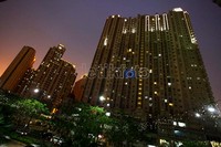 Di balik pancaran cahaya yang ada di dinding Apartemen Garden Mediterania, Central Park Jakarta Barat, langit Jakarta semakin indah