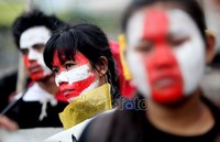 Para mahasiswa mencoreng mukanya dengan cat merah-putih. Aksi ini sebagai bentuk keprihatinan terhadap masyarakat kecil yang kurang diperhatikan pemerintah.