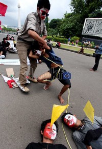 Aksi yang berlangsung tertib ini dikawal ketat petugas kepolisian. Sebab, menurut kepolisian, aksi ini belum ada pemberitahuan.