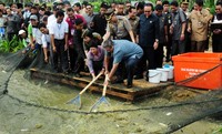 Presiden SBY dan Ibu Ani memanen ikan patin di kawasan budidaya ikan patin di Desa Pudak, Kabupaten Muaro, Jambi. (Pusdatin KKP).