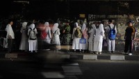 TNI dan guru-guru membantu serta mengawasi anak didik mereka karena kegiatan ini berlangsung di pinggir jalan raya yang ramai kendaraan. Jhoni Hutapea/detikcom.
