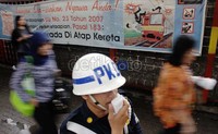 Selain menggunakan pengeras suara mereka juga menghimbau melalui spanduk