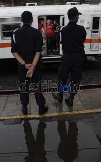 Palang penampar/pintu coboy di antara Stasiun Pasar Minggu Baru dan Stasiun Kalibata  yang terbuat dari fiber dan terlalu lentur  sudah disempurnakan dengan besi.
