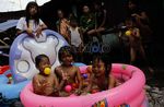 Mandi Bola Pinggir Jalan