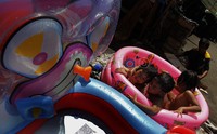 Mahalnya tiket masuk di tempat bermain anak-anak, membuat para ibu ini berinisiatif untuk membuat arena bermain sendiiri buat anak-anaknya.