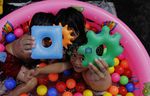 Mandi Bola Pinggir Jalan