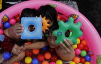 Arena bermain ini tidak permanen, hanya seminggu sekali mereka memasang kolam berisi air dan bola di depan jalan raya tersebut.
