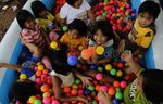 Mandi Bola Pinggir Jalan