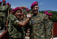 Dankomar Mayjen (Mar) Alfan Baharuddin menyambut utusan khusus marinir AS tersebut.