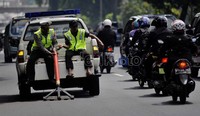 Polisi merazia ranjau paku dengan menyusuri jalan di kawasan Grogol, Jakarta. Jhoni Hutapea/detikcom.