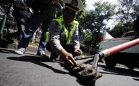 Dengan menggunakan magnet, mereka menjaring paku yang bertebaran di jalan. Jhoni Hutapea/detikcom.