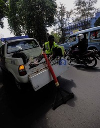 Kegiatan rutin ini dilakukan guna untuk kenyamanan para pengguna kendaraan khususnya sepeda motor. Jhoni Hutapea/detikcom.