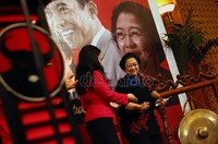 Megawati didampingi putrinya Puan Maharani memukul gong tanda dibukanya acara diskusi tersebut.