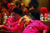 Sekjen PDIP Cahyo Kumolo (kiri), berbincang dengan Trimedya Pandjaitan (kanan), saat berlangsungnya diskusi hukum tersebut.