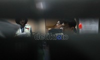 Sepuluhan penyidik dengan rompi KPK warna krem membuka dokumen-dokumen di ruang Badan Anggaran DPR, Jakarta. Ramses/detikcom.