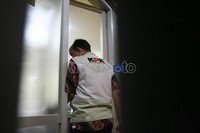 Dalam penggeledahan di ruang Banggar DPR, tim penyidik KPK mengamankan sejumlah barang bukti yang disimpan dalam kotak warna hitam. Ramses/detikcom.