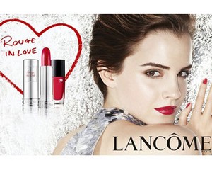 Emma Watson Seksi Menggoda dengan Lipstik Merah