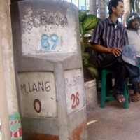 Patok Malang 0 Kilometer Sembunyi di Bawah Jembatan Penyeberangan