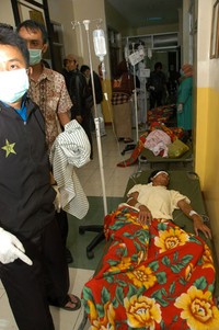 Korban kecelakaan maut dibawa ke Rumah Sakit Cisarua, Jalan Raya Puncak, Cisarua, Bogor. ANTARA/Jafkhairi.