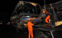 Petugas mengevakuasi bus Doa Ibu menggunakan mobil derek. 14 orang tewas dan puluhan orang lainya luka-luka dalam kecelakaan maut ini. Fikri Hidayat/detikcom.