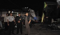 KNKT yang mengenakan rompi dan topi berlogo KNKT mengumpulkan data di lokasi kecelakaan. Fikri Hidayat/detikcom.