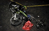 Bus jurusan Garut-Jakarta itu juga menabrak motor hingga ringsek. 14 orang tewas dalam kecelakaan maut ini. Fikri Hidayat/detikcom.
