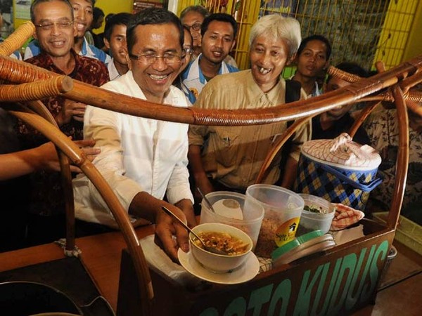 Yummy! Dahlan Iskan Makan Soto Kudus