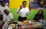 Yummy! Dahlan Iskan Makan Soto Kudus