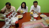 Ia juga begitu menikmati soto Kudus yang disajikan. Jhoni Hutapea/detikcom.