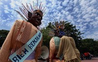Dua orang pendukung dengan busana daerah Betawi, tengah memasang nama pasangan dari jalur independen Faisal Basri dan Biem Benyamin dipatung ondel-ondel, di Silang Monas, Jakarta, Sabtu (11/02).